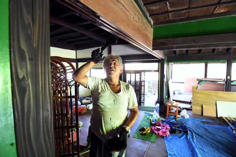 家屋修復、1年たっても　千葉・台風被害　業者予約いっぱい、住民自ら作業