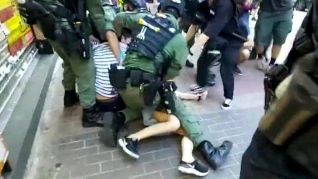 12歳少女に体当たりし拘束　香港警察、選挙延期の抗議デモで
