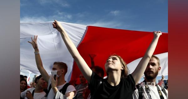 ベラルーシで数万人がデモ 400人余り拘束