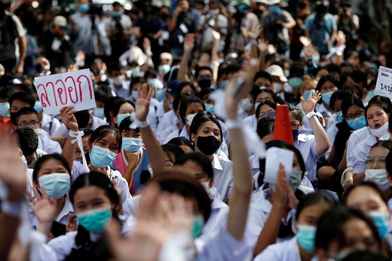 タイ政府、大学当局通じて学生の王室改革要求抑え込み