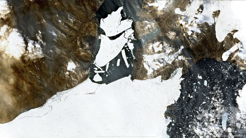 「パリ1個分」の氷塊分離、北極圏最大の氷棚で観測 グリーンランド