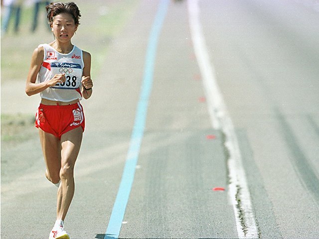 “サングラス投げ”高橋尚子の激走を覚えていますか？シドニー五輪から20年、「10の名場面」とは