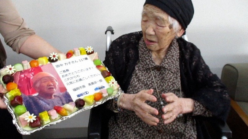 世界最高齢117歳　田中カ子さんに好物のチョコで祝い状　万歳して口に