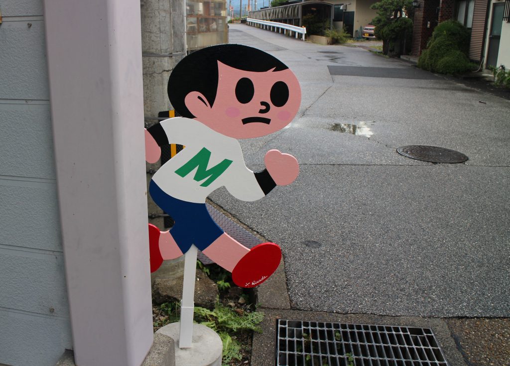 「とびだしとび太」ヤンマーミュージアム版が寄贈　滋賀県長浜市に交通安全標識を設置