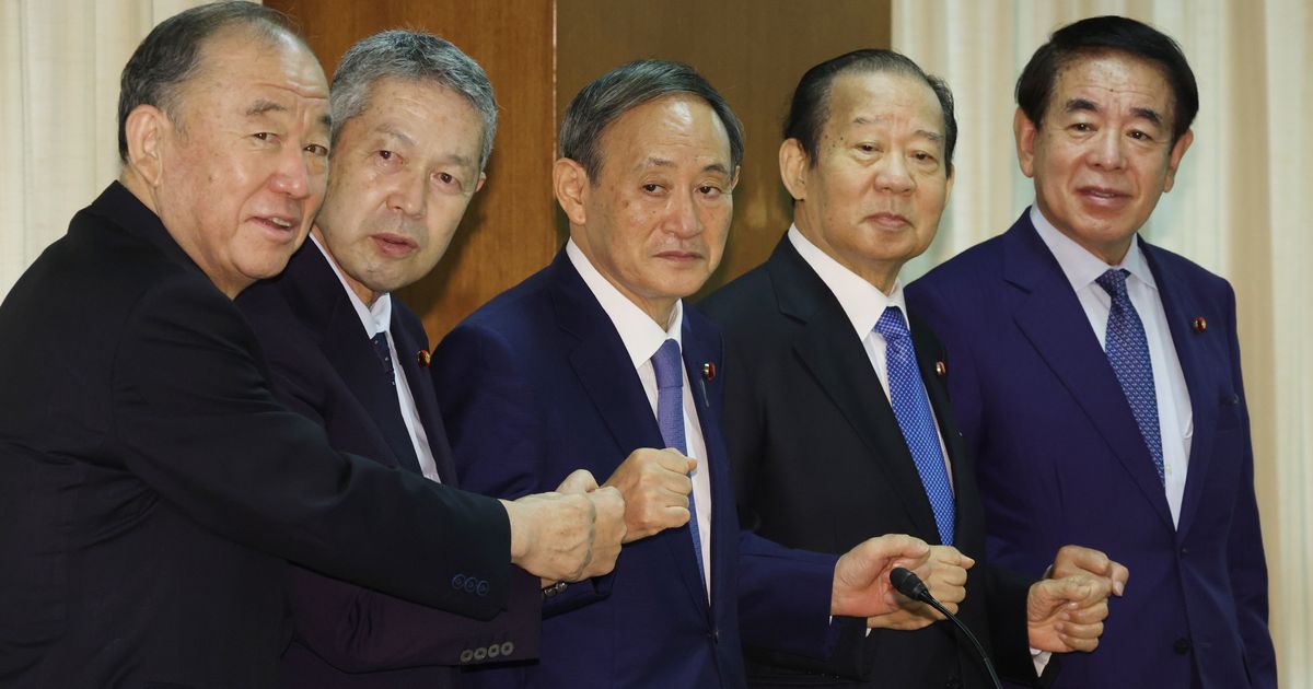 平均年齢71.4歳、全員男性。菅義偉総裁と自民党4役が揃って会見