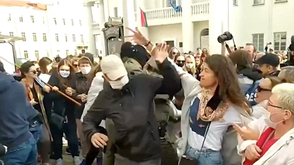 治安部隊の覆面を奪い取りベラルーシ反政府デモ、女性たちの反撃