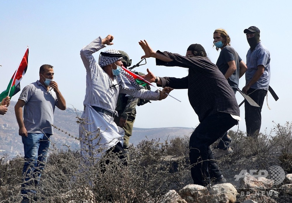 パレスチナ人とユダヤ人入植者ら、素手で殴り合うなど小競り合い ヨルダン川西岸