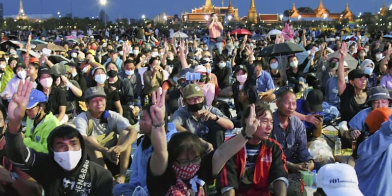 バンコクで最大規模の反政府集会　厳戒の中「権力を国民に返せ」