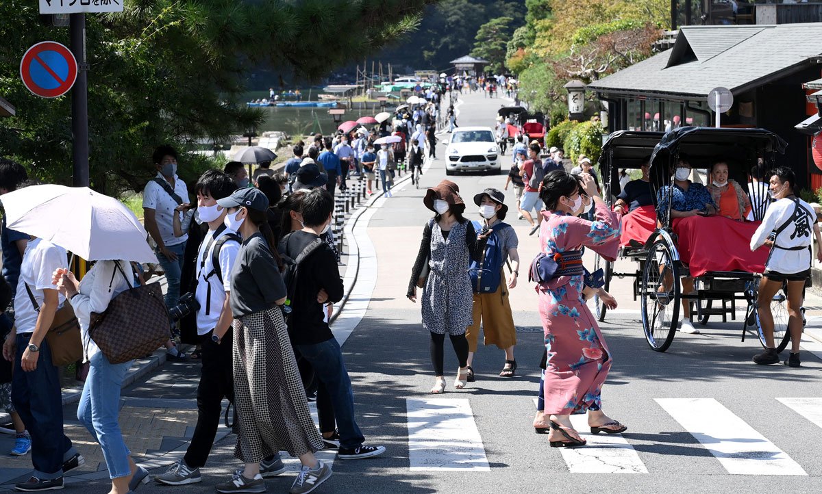嵐山では渡月橋周辺の歩道に人があふれる　秋晴れの京都、感染対策に悩みも
