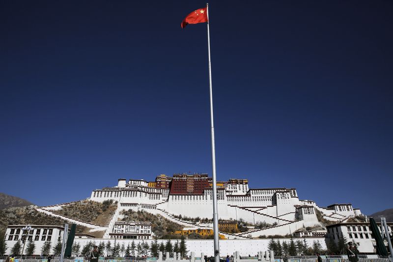 中国がチベットで労働移動政策強化、職業訓練へて建設現場などに