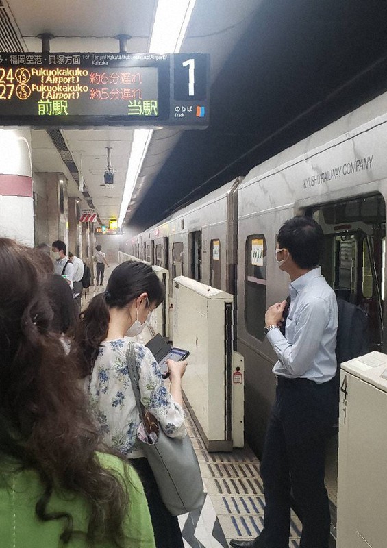 福岡市営地下鉄・赤坂駅で緊急停車　構内に煙立ちこめる　連休明け、通勤の足直撃