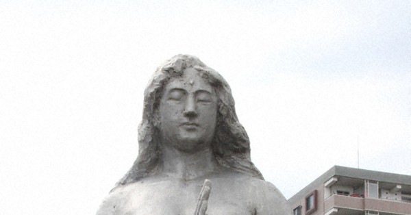 慰霊の女神像、曲がり角　埼玉・熊谷空襲　菓子のお供えに「カラスが来る」