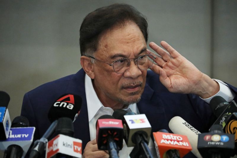 マレーシア野党アンワル氏、「多数派確保」新政権目指す　首相側反発