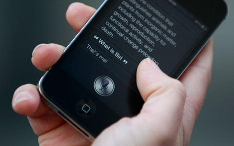 Siriが「テロリストは警官」と返答、アップルに怒りの声