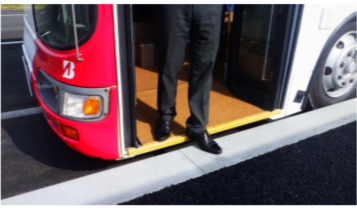 バス乗降のバリアフリー化に貢献　ブリヂストンら開発「PlusStop」、センターマークス街区に導入