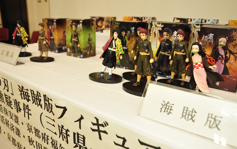 「鬼滅の刃」無断複製のフィギュア販売 容疑の8人を逮捕 京都など３府県警