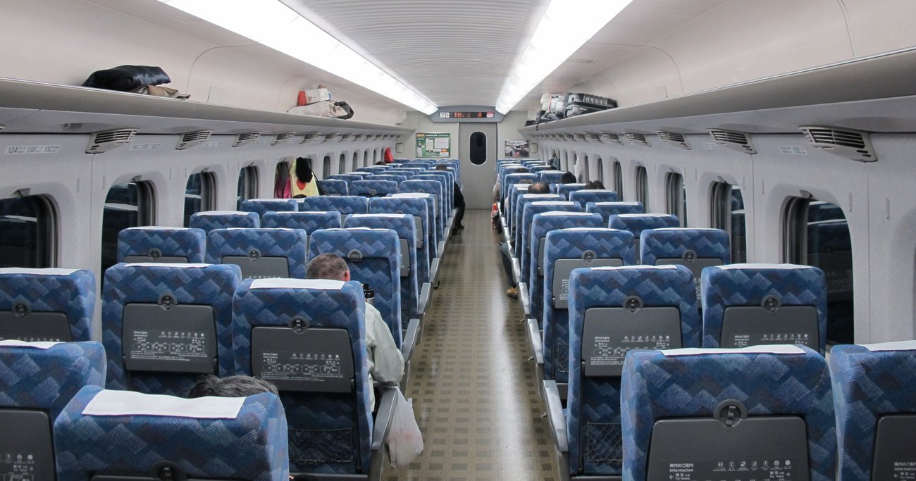 新幹線の座席が、2人席と3人席の並びになっている深い理由