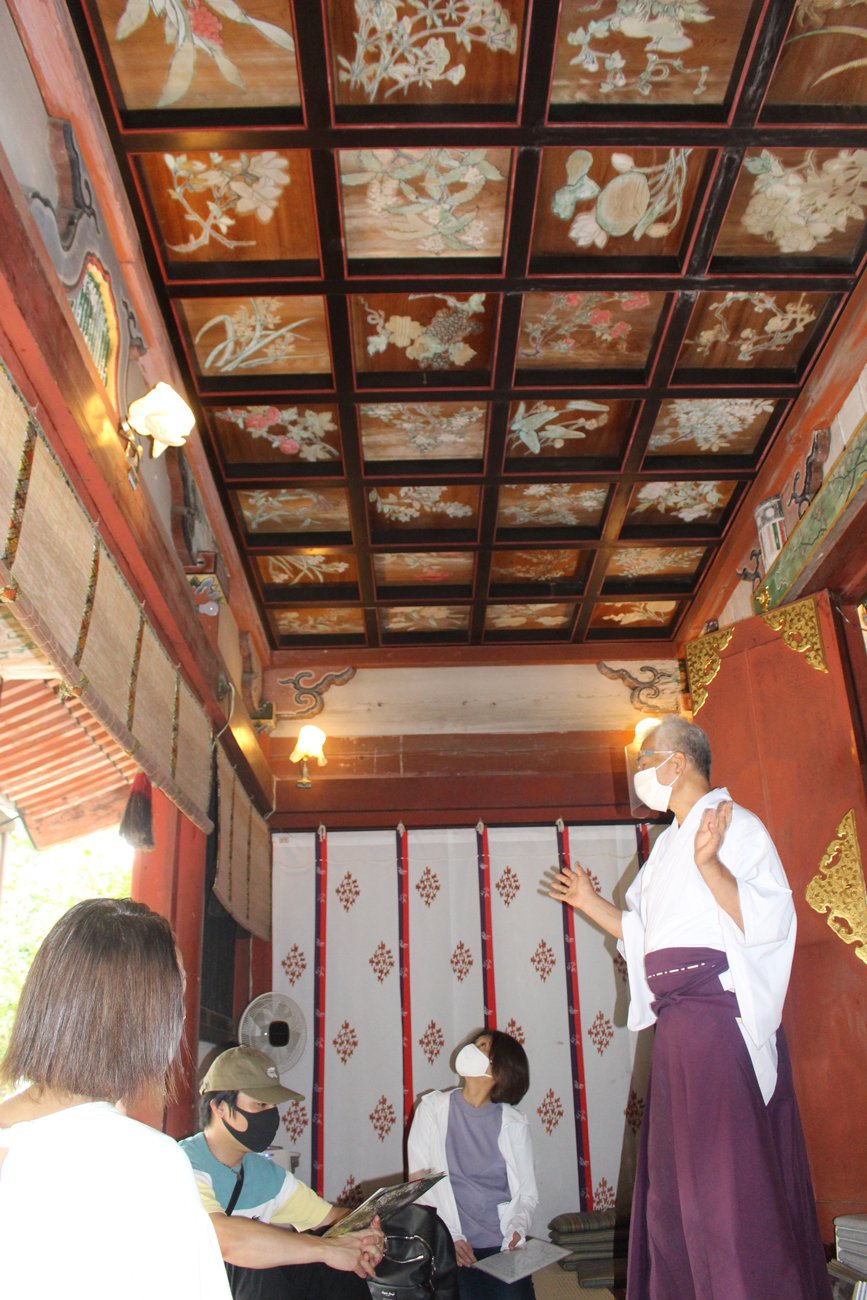 花の天井「コロナで疲れた心と体癒やして」　京都・平岡八幡宮