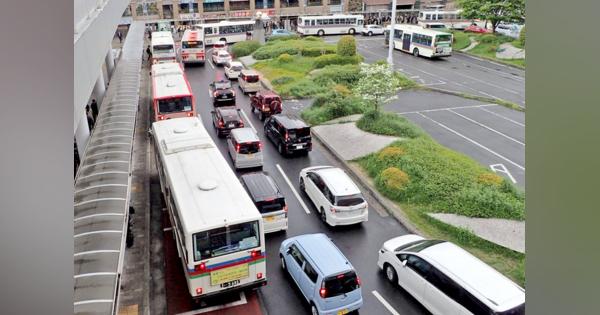 駅ロータリーに送迎車混雑、バス遅れ常態化　自家用車乗り入れ禁止実験へ　滋賀・草津