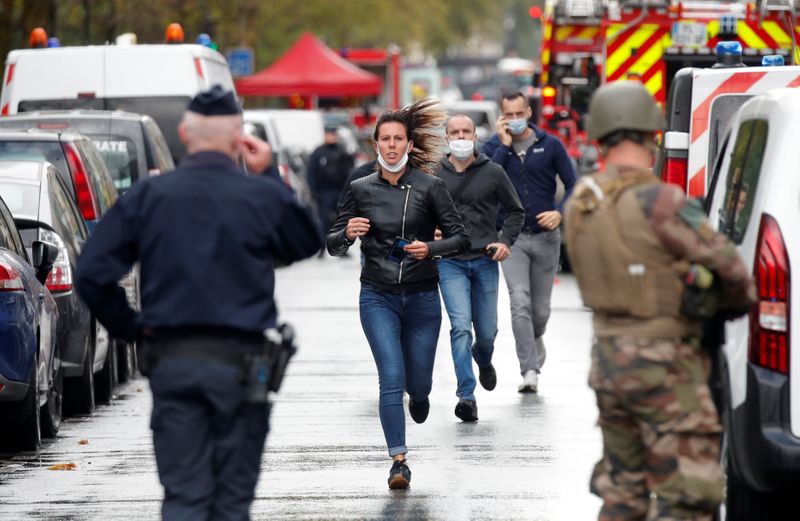 パリ刃物襲撃で2人負傷、シャルリエブド元本社前　テロ容疑で捜査