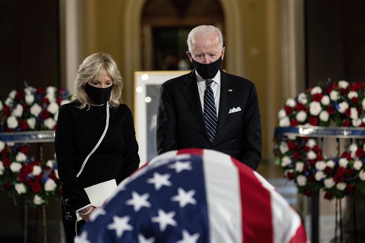 米最高裁判事ギンズバーグ氏、連邦議会議事堂で追悼式　公職者の女性で初