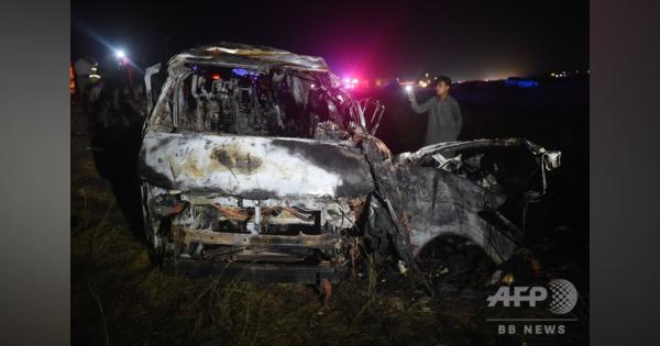 乗客輸送中のワゴン車が衝突・炎上、15人死亡 パキスタン