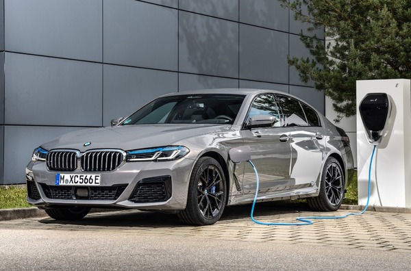 BMW 5シリーズ 改良新型、PHVが5車種に拡大へ今秋から欧州で