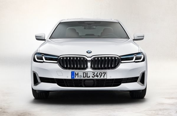 【BMW 5シリーズ 改良新型】デザイン責任者「より力強く、モダンなクルマに」