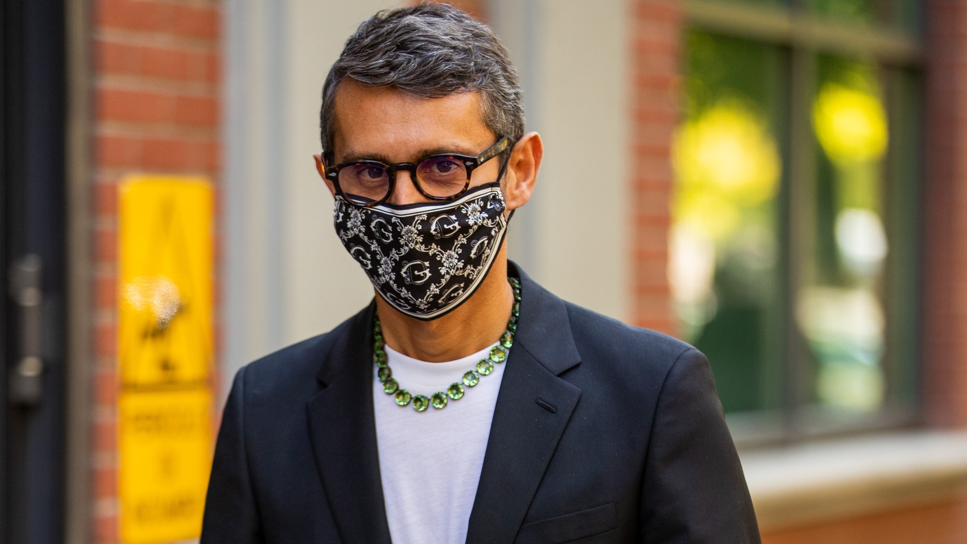 おしゃれなマスクのこなし方をファッション賢者に学ぶ！──ミラノ・ストリートスナップ