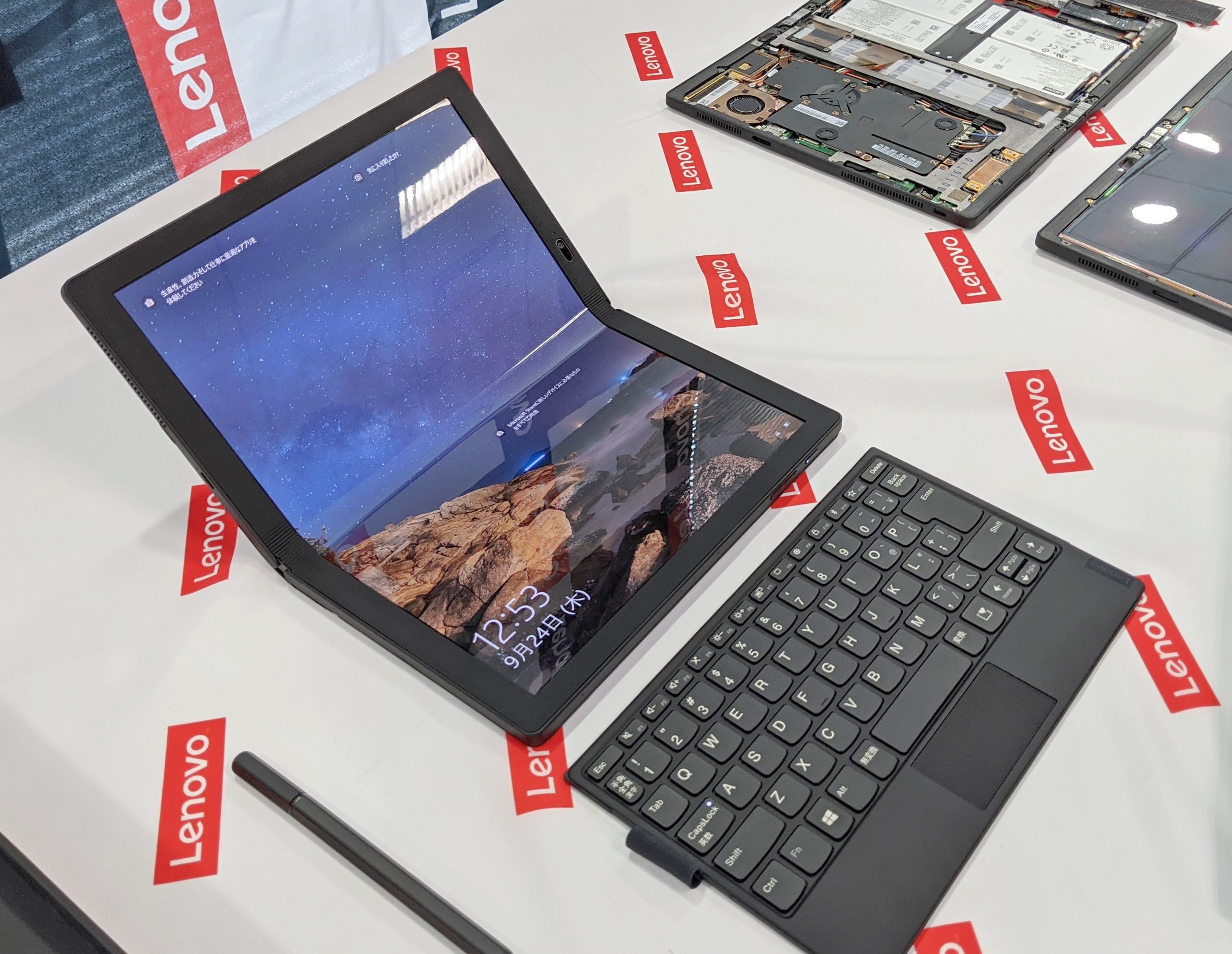 世界初の折り畳みPCは40万円。レノボThinkPad X1 Fold 10月13日発売