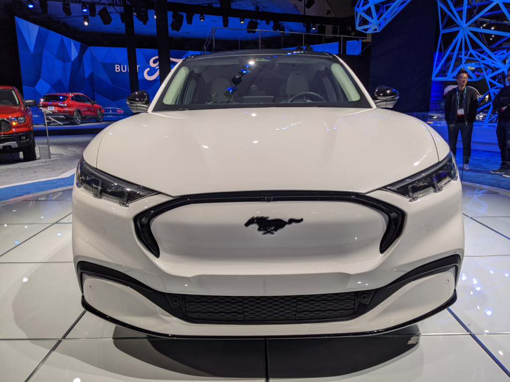 フォードがオール電化SUVのMustang Mach-Eの価格を約30万円引き下げ、完全な競争力維持狙う