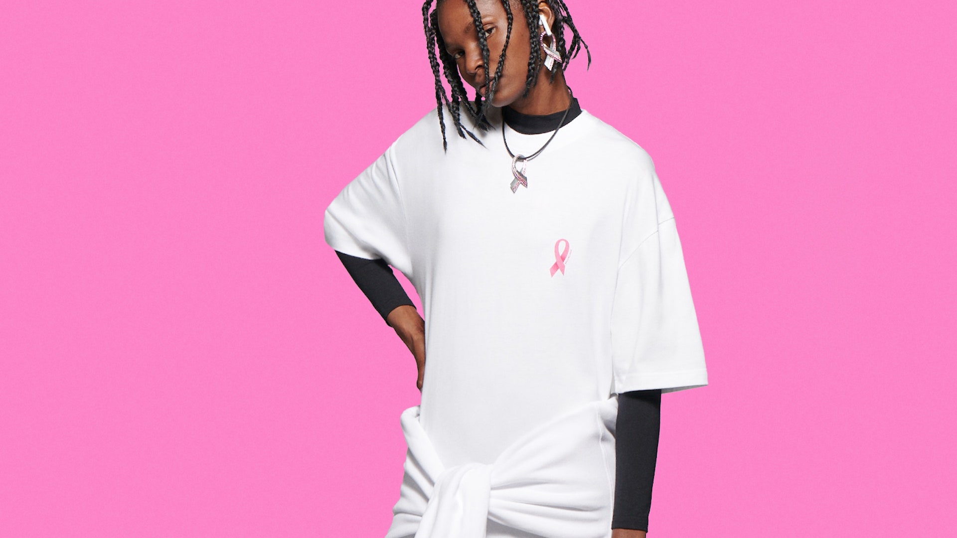 バレンシアガが“We Are Pink”カプセルコレクションを発売！──乳がん予防研究を支援