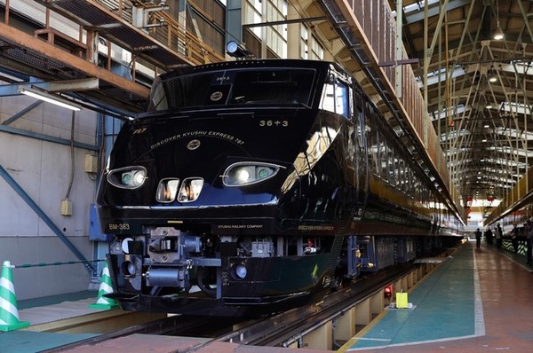 JR九州の新観光列車『36ぷらす3』が完成黒メタリックに和テイストの“オンリーワン”
