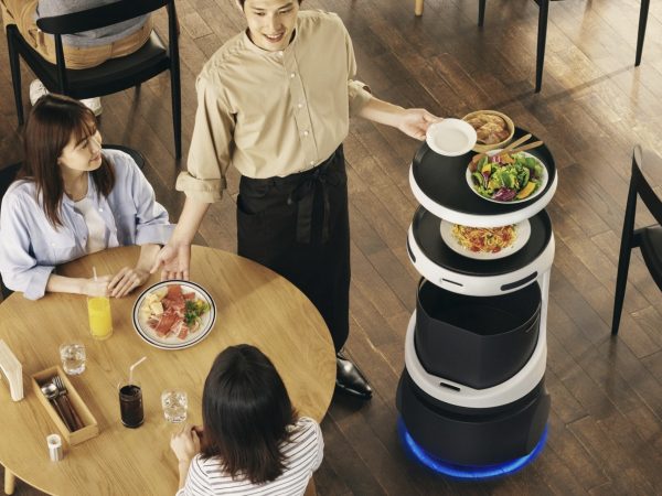 配膳はロボットにお任せ！ ソフトバンクが料理を載せて自律走行する「Servi」来年発売へ