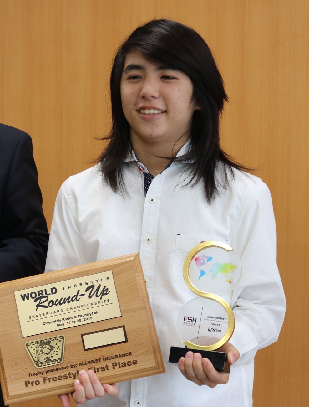 スケボー2枚乗り、17歳・山本勇選手が世界大会2位 大津市長に報告