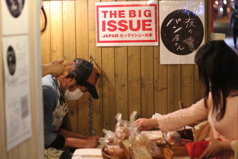 「夜のパン屋さん」で困窮者支援　「ビッグイシュー」が開店　食品ロスも削減　東京