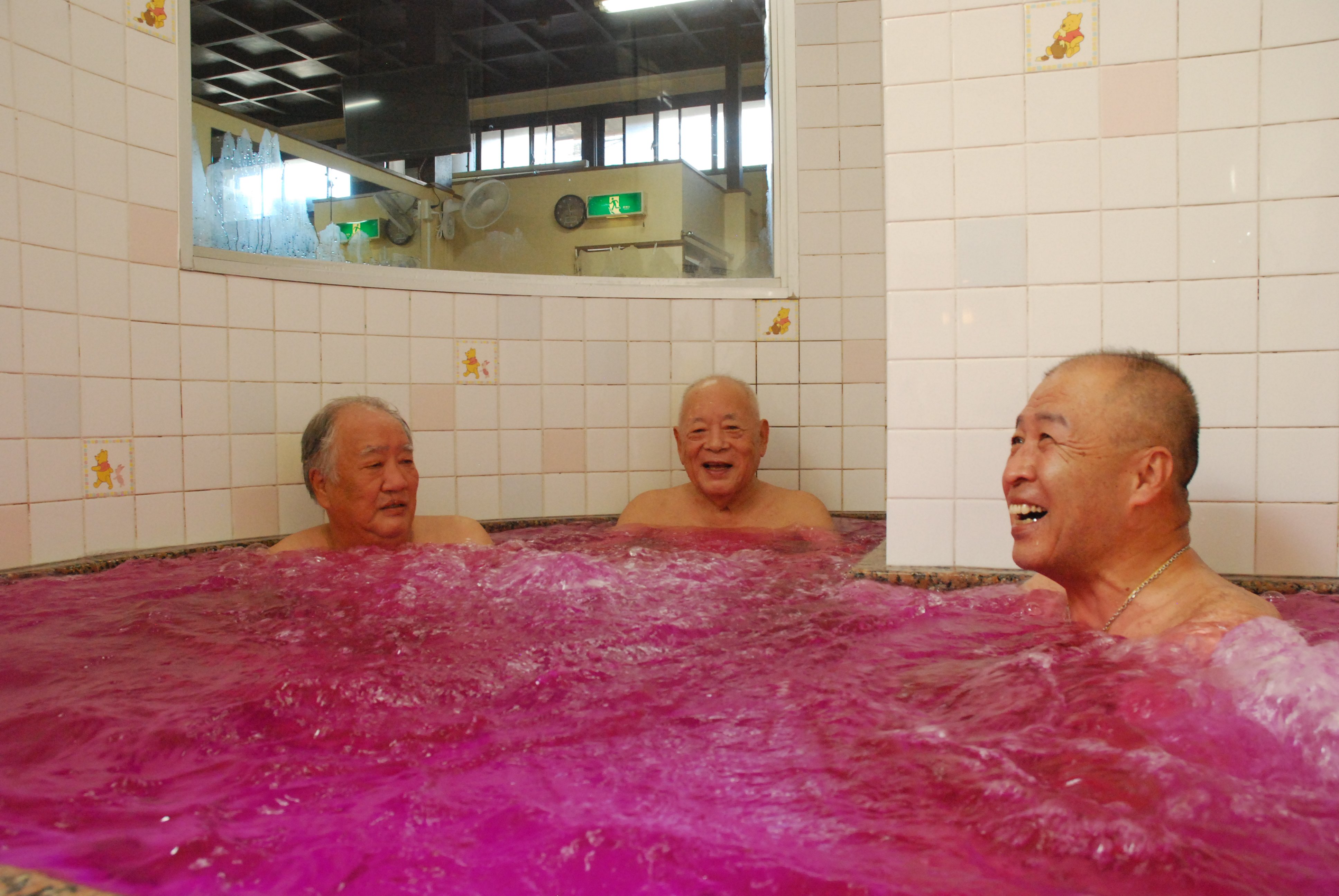 乳がんは、女性だけの病気じゃない！　ピンク色のお風呂で全国の銭湯が呼び掛け
