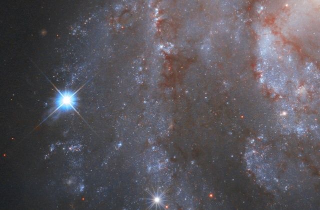 遠い銀河で一際明るい超新星爆発の減光過程をハッブル宇宙望遠鏡が観測
