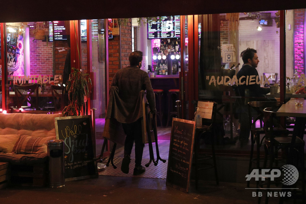 パリ、コロナ警戒レベル「最高」に バーとカフェ閉鎖へ