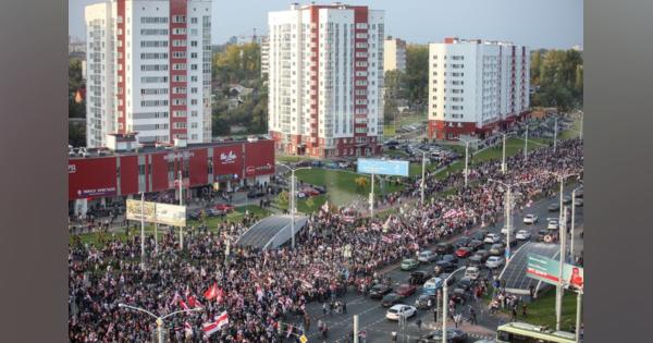 ベラルーシ首都で政治犯釈放求め数万人がデモ、警察が放水銃使用