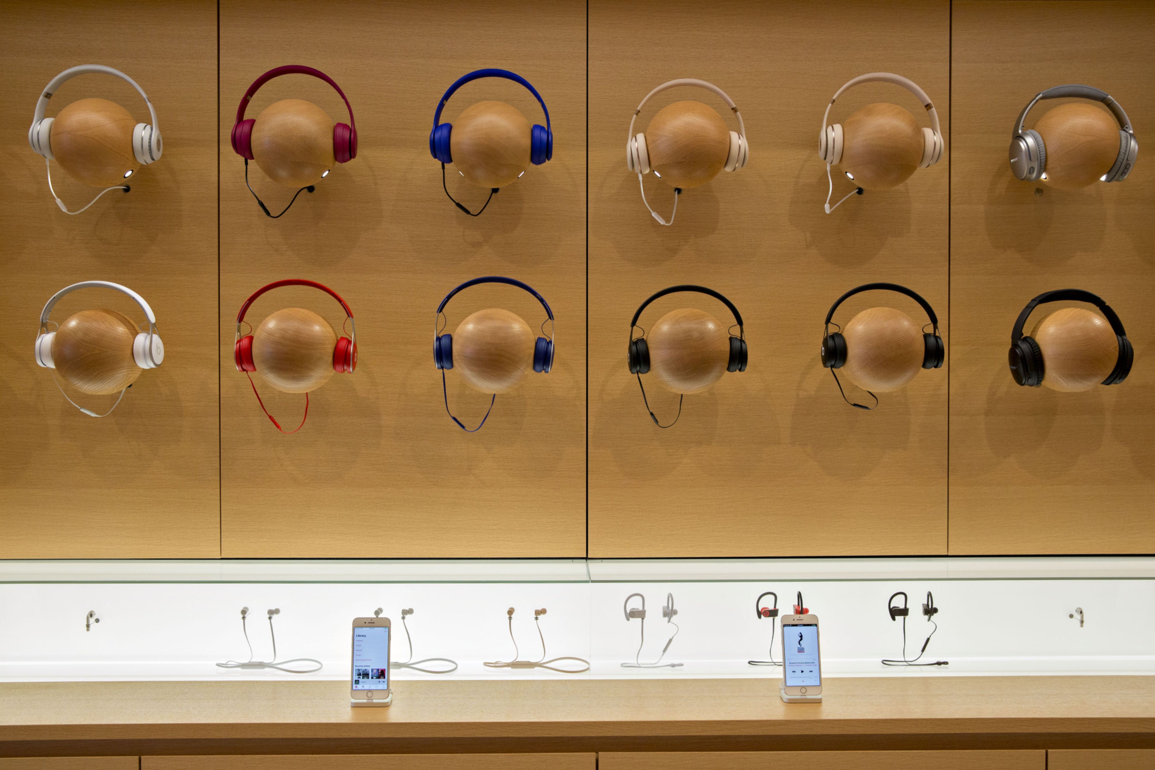 アップル、他社製音響機器の販売停止－自社の新製品投入控え