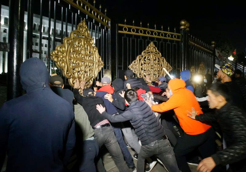 キルギスでデモ隊が政府庁舎に突入、収監の前大統領を解放＝現地サイト