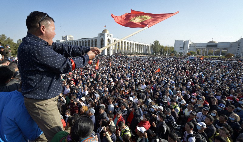 キルギスで数千人抗議　野党支持者「議会選で不正」　収監の前大統領ら解放