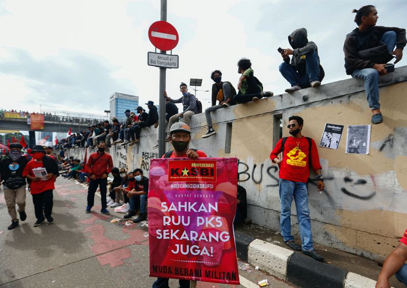 インドネシアで労働者が抗議集会、雇用関連法可決に反発