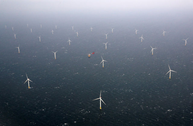 英ジョンソン首相、2030年までに洋上風力発電の電気を全家庭へ供給すると発表