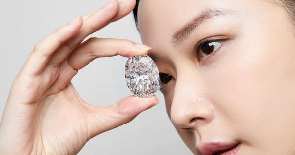 サザビーズ香港のオークションで102.39 カラットのダイヤモンドを日本人コレクターが17億円で落札