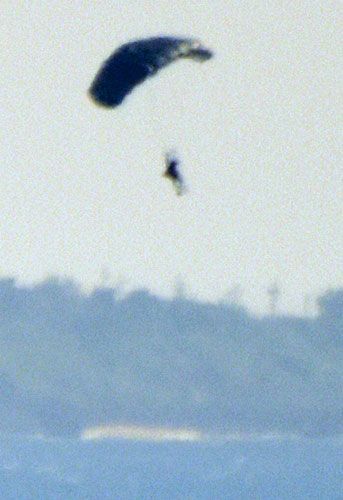 米軍が津堅沖でパラシュート降下　異例の通知時間外　訓練強行に地元反発　沖縄・うるま