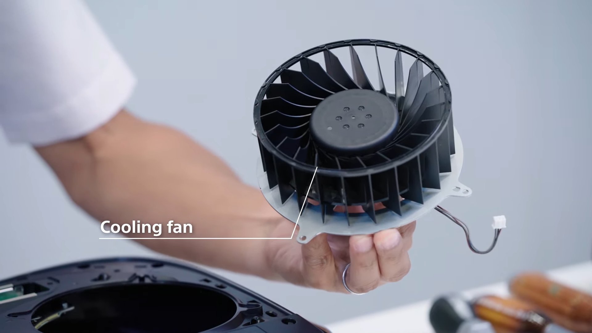 Ps5の分解動画公開 巨大ファンやヒートシンク 液体金属熱伝導体 掃除機で吸えるダストキャッチャーも