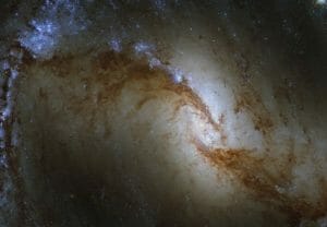 特徴的な銀河の渦巻く中心付近、ハッブル宇宙望遠鏡が撮影
