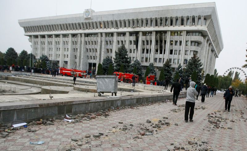 キルギス議会、野党の主導権争いで首相選出できず